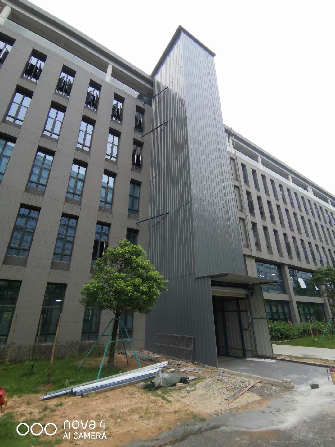 液壓導(dǎo)軌式升降平臺(tái)(圖8) 液壓導(dǎo)軌式升降平臺(tái)(圖8)